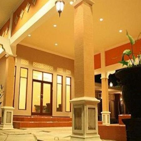 Patria Garden Hotel Blitar Extérieur photo