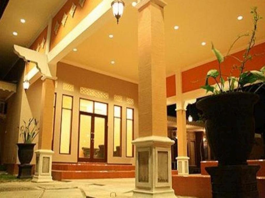 Patria Garden Hotel Blitar Extérieur photo