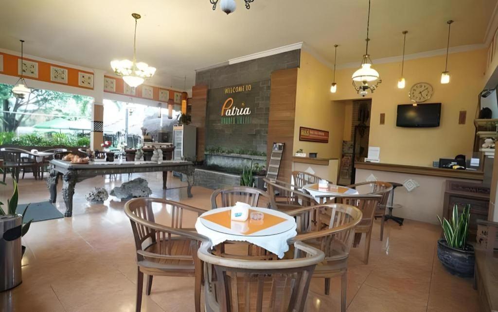 Patria Garden Hotel Blitar Extérieur photo