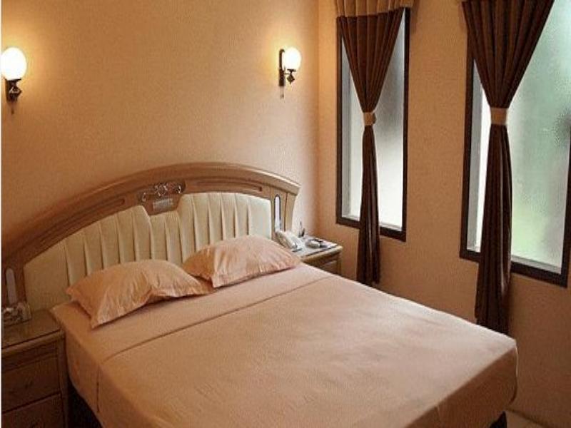 Patria Garden Hotel Blitar Extérieur photo